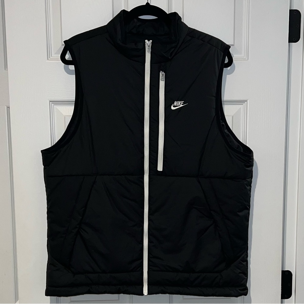 NWOT Men's Therma-FIT Windrunner Midweight Puffer Vest Black and White Size L
